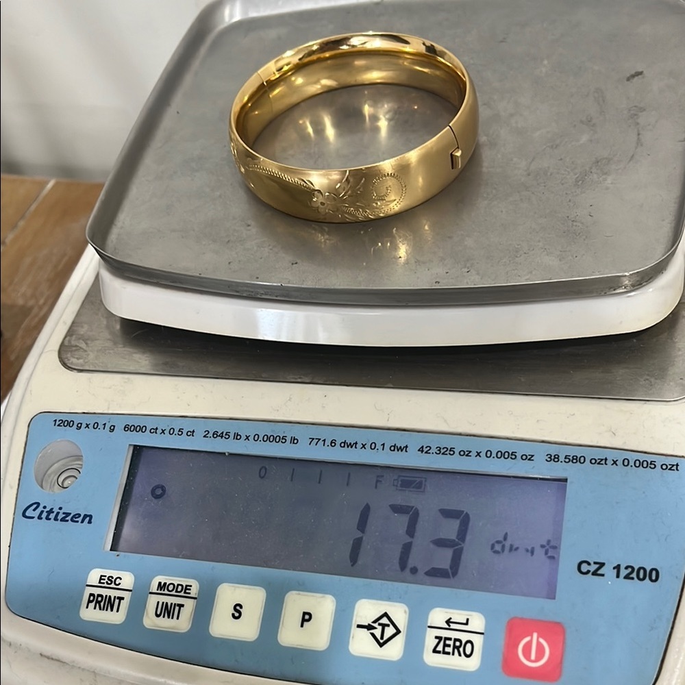 Elegant Gold Bangle Bracelet
